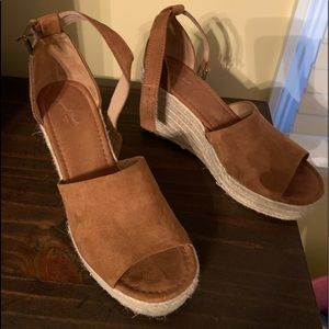 Women’s wedge shoes